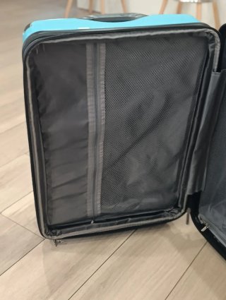 Maleta de cabina azul con portavasos.