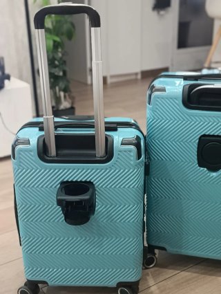 Maleta de cabina azul con portavasos.