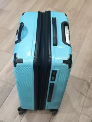 Maleta de cabina azul con portavasos.