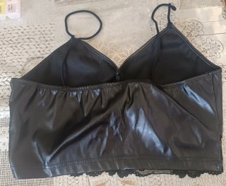 Top Negro Efecto Piel con Encaje
