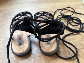 Sandalias negras mujer con cordones