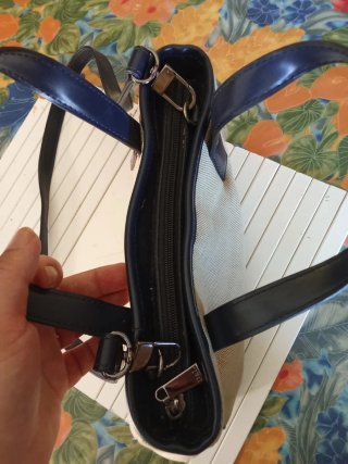 Bolso de mano y hombro beige y negro
