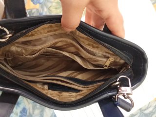 Bolso de mano y hombro beige y negro