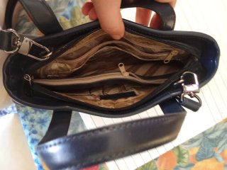 Bolso de mano y hombro beige y negro