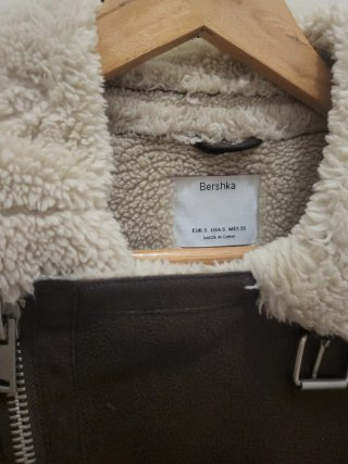 Chaqueta Bershka pelo borreguillo marrón