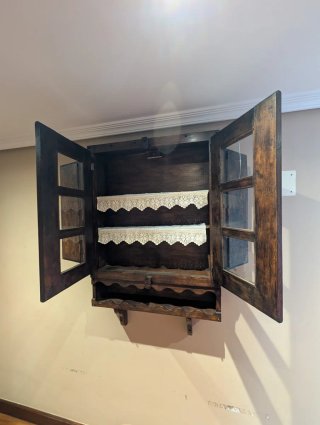 Alacena rústica madera con ventana antigua