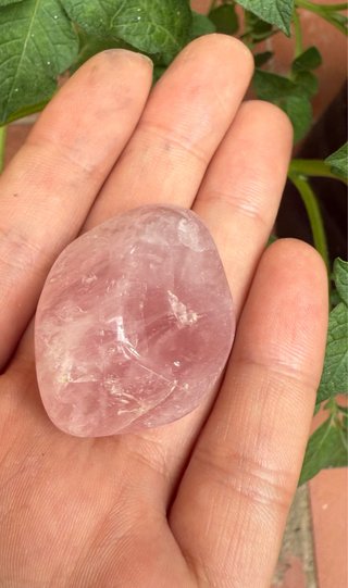 mineral de cuarzo rosa pulida