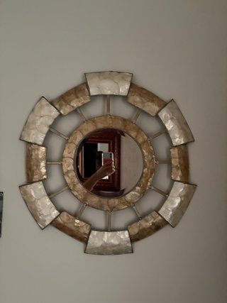 Espejo decorativo redondo beige y dorado