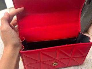 Bolso rojo con cadena dorada