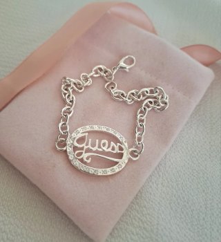 Pulsera Laminada en Plata con logo de Guess.