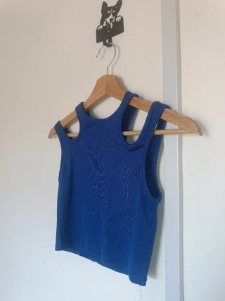 Camiseta azul con cortes en hombros