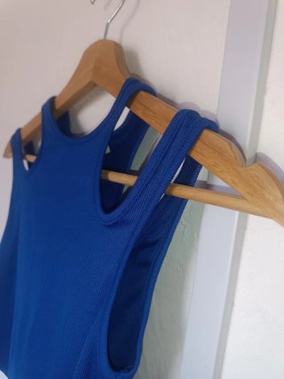 Camiseta azul con cortes en hombros