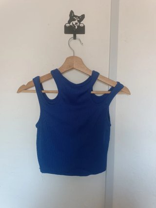 Camiseta azul con cortes en hombros