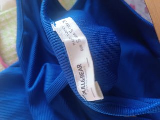Camiseta azul con cortes en hombros