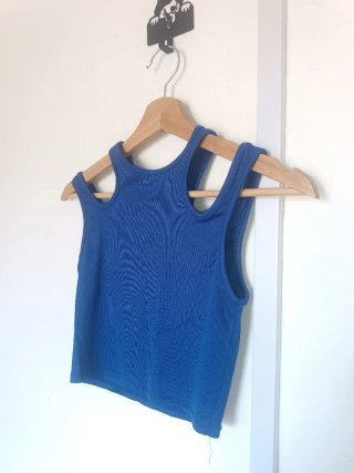 Camiseta azul con cortes en hombros