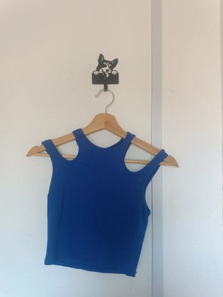 Camiseta azul con cortes en hombros