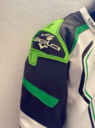 Mono de moto Bela blanco y verde