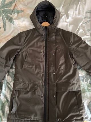 Chaqueta acolchada con capucha hombre gris