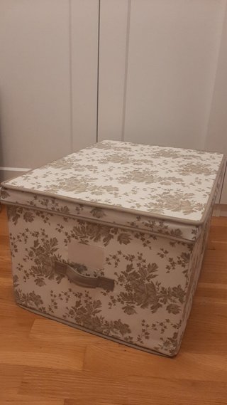 Caja de almacenaje floral beige y marrón