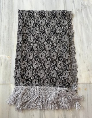 Chal Elegante Fiesta Encaje Gris Plata con Flecos