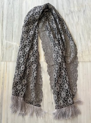 Chal Elegante Fiesta Encaje Gris Plata con Flecos