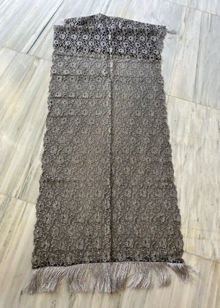 Chal Elegante Fiesta Encaje Gris Plata con Flecos