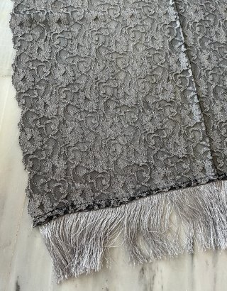 Chal Elegante Fiesta Encaje Gris Plata con Flecos