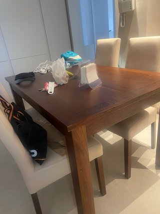 Sillas de piel y madera