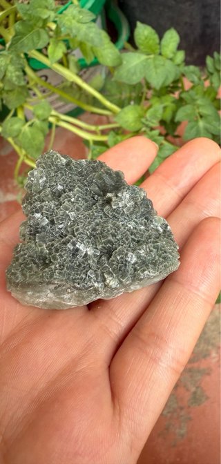 Mineral verde con cristales cúbicos