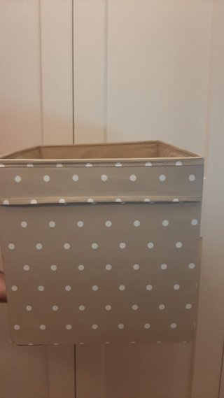 Caja de almacenamiento beige con puntos blancos