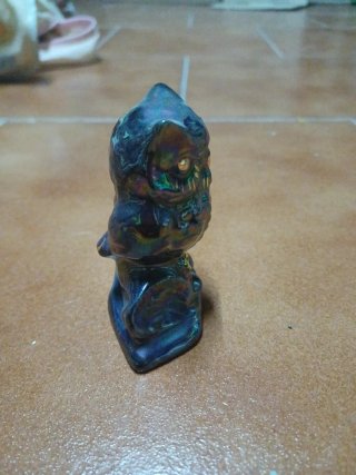 Búho de cerámica negro y dorado