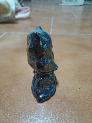 Búho de cerámica negro y dorado