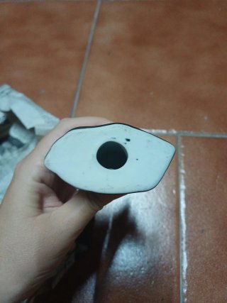 Búho de cerámica negro y dorado