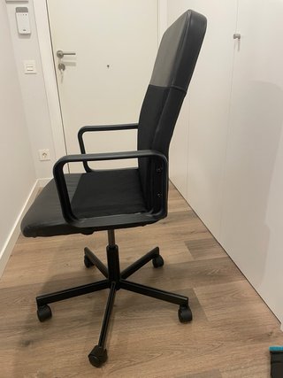 Silla giratoria de oficina negra