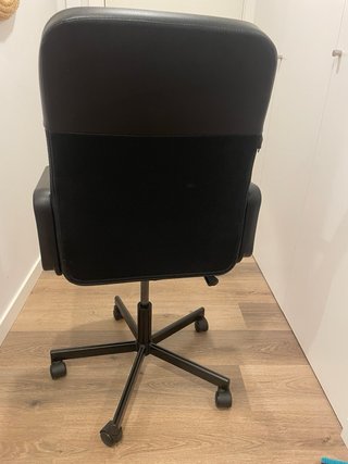 Silla giratoria de oficina negra