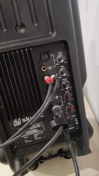 Altavoces auto amplificados