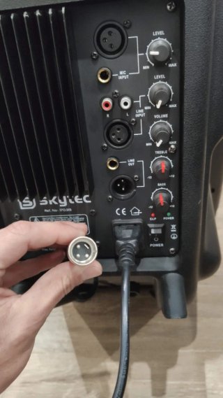 Altavoces auto amplificados