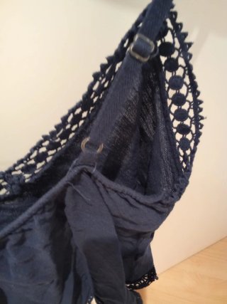 Camiseta interior azul marino con encaje