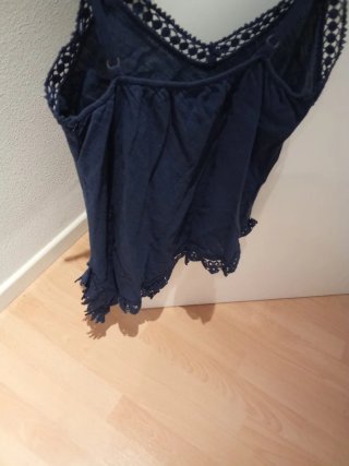 Camiseta interior azul marino con encaje