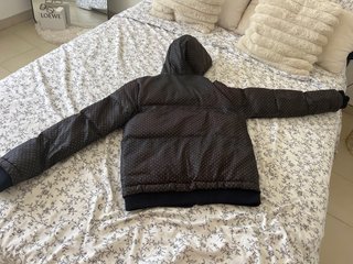 Chaqueta Xdye Negra con Puntos Blancos