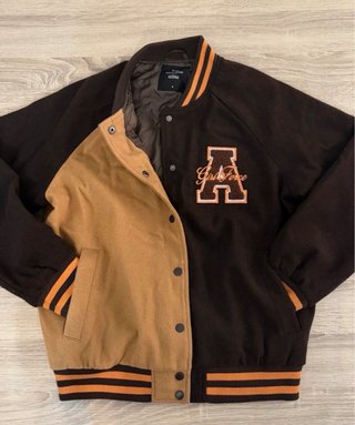 Chaqueta Bomber Varsity Beige y Marrón