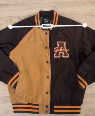 Chaqueta Bomber Varsity Beige y Marrón