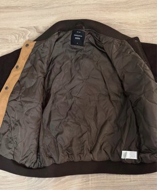 Chaqueta Bomber Varsity Beige y Marrón