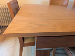 Mesa y 5 sillas de madera