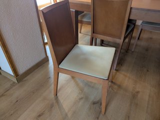 Mesa y 5 sillas de madera