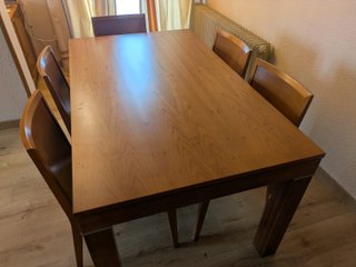 Mesa y 5 sillas de madera