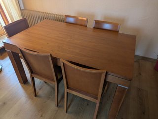 Mesa y 5 sillas de madera