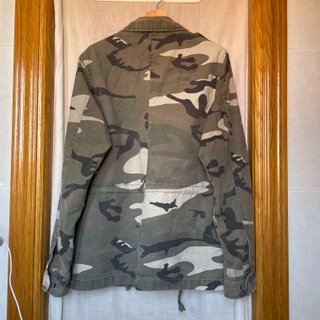 Cazadora camuflaje con interior rojo