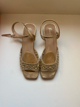 Sandalias doradas tacón bajo