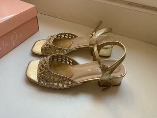 Sandalias doradas tacón bajo
